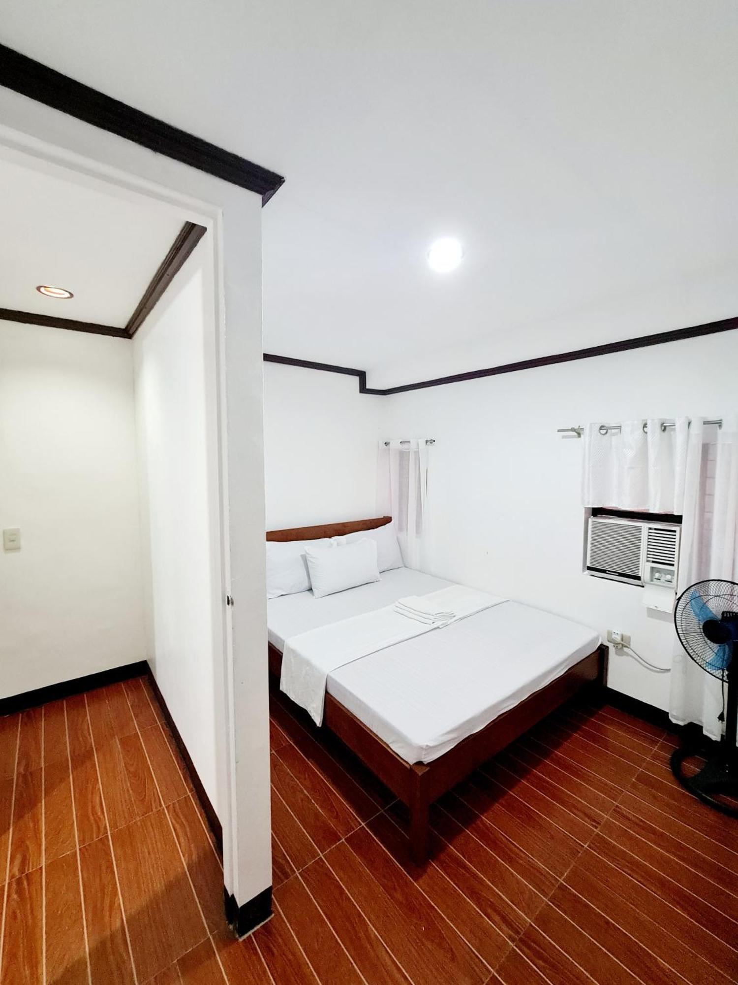 Calapan City Fully Furnished House Transient Near Xentromall L39 Eksteriør billede